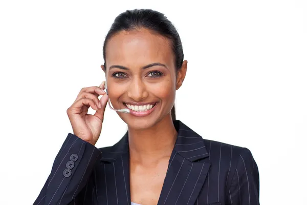 Sorridente donna d'affari indiana che parla su un auricolare — Foto Stock