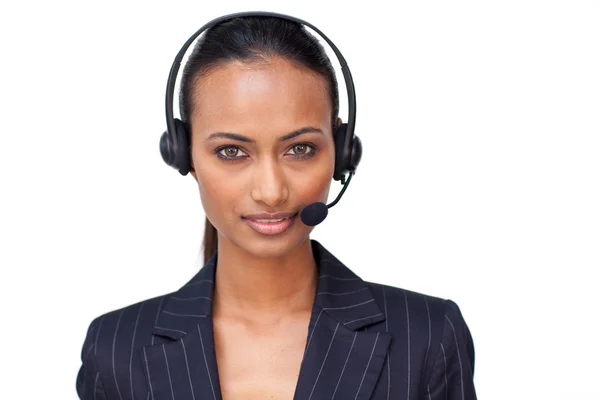 Mulher de negócios étnica bonita com um fone de ouvido em — Fotografia de Stock