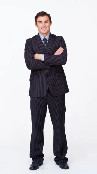 Empresário sorridente com braços dobrados contra branco — Fotografia de Stock