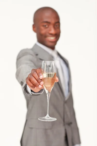 Empresario étnico celebrando un éxito con champán — Foto de Stock