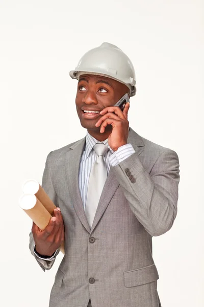 Arquiteto afro-americano sorridente falando no celular — Fotografia de Stock
