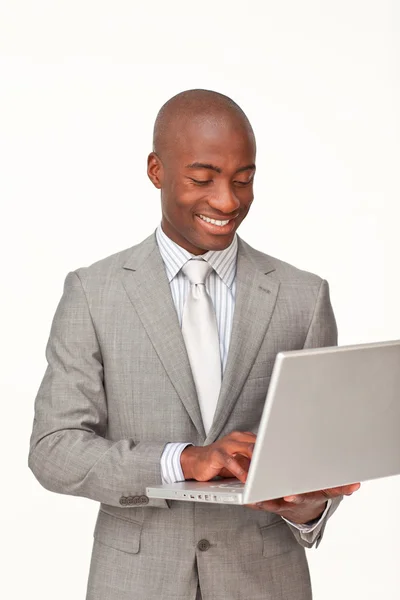 Αφρο-αμερικανικό επιχειρηματίας χρησιμοποιώντας ένα φορητό υπολογιστή — Φωτογραφία Αρχείου