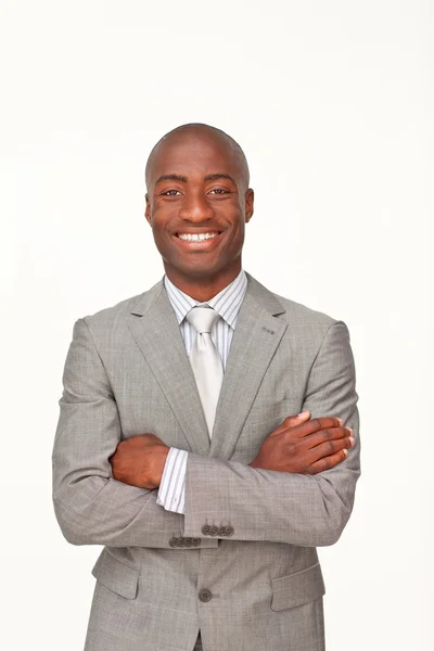 Lächelnder afroamerikanischer Geschäftsmann mit verschränkten Armen — Stockfoto