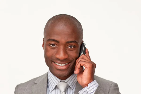 携帯電話で話している、アフリカ系アメリカ人の実業家の肖像画 — ストック写真