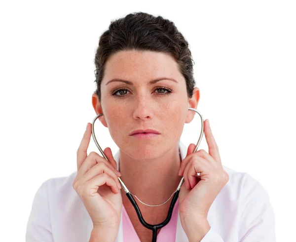 Харизматичная женщина-врач держит стетоскоп — стоковое фото