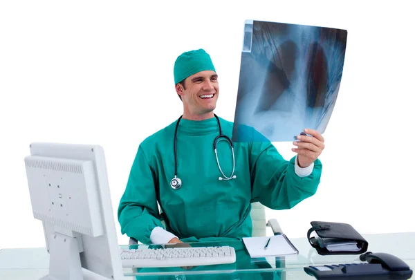 Позитивный хирург смотрит на рентген в своем кабинете — стоковое фото