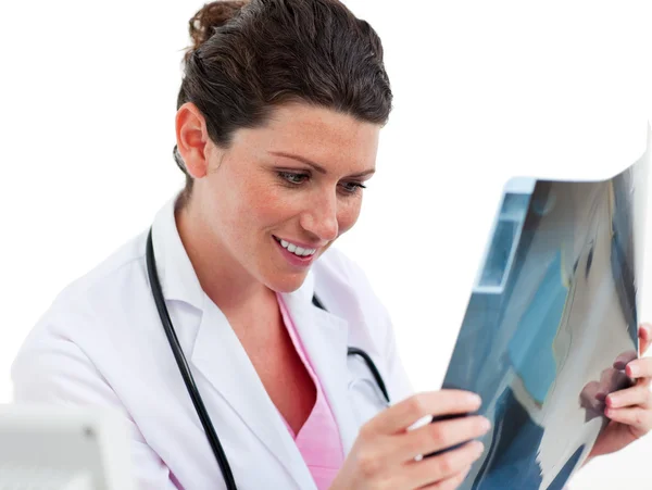 Médica sorridente olhando para o raio-X em seu escritório — Fotografia de Stock
