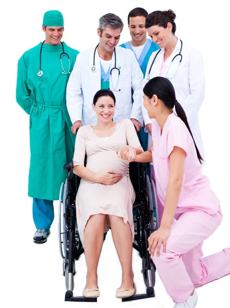 医疗团队站着一个怀孕的女人 — 图库照片