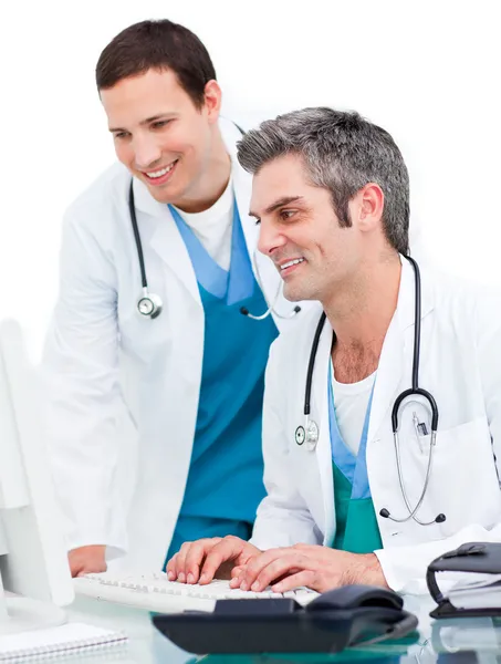 Två manliga läkare arbetar på en dator — Stockfoto