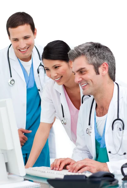 Radostné lékařský tým pracující na počítači — Stock fotografie
