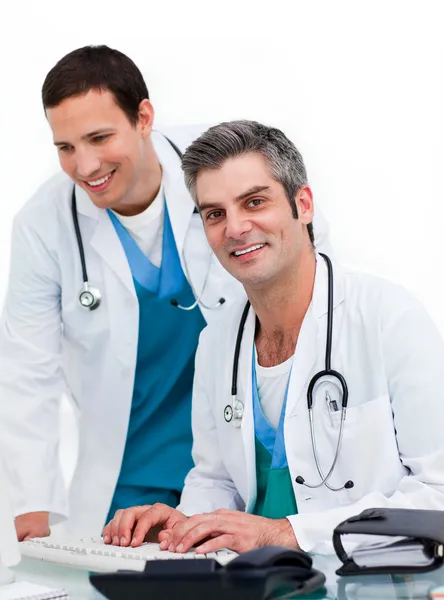Zwei männliche Ärzte, die am Computer arbeiten — Stockfoto