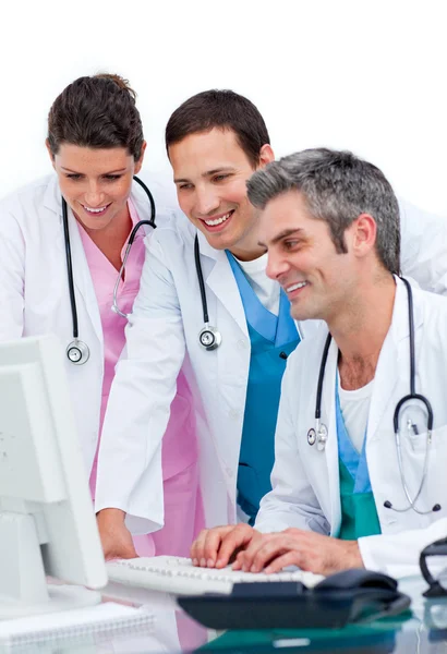 Equipe médica entusiástica trabalhando em um computador — Fotografia de Stock