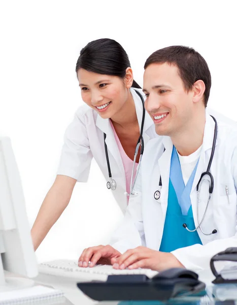 Dva šťastné lékaři pracují na počítači — Stock fotografie