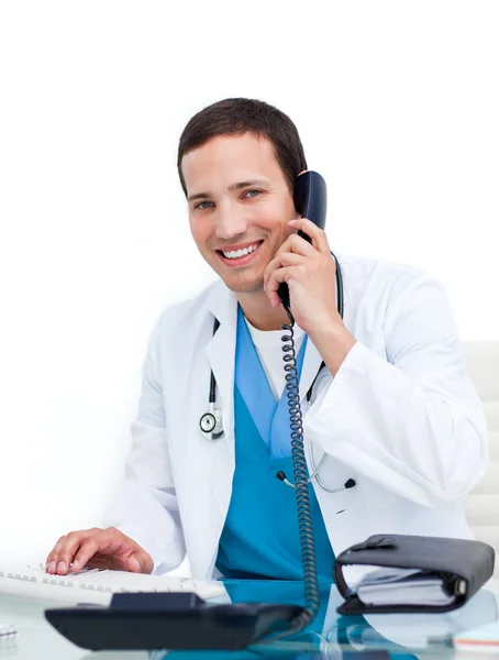 Młody lekarz mówiąc na telefon — Zdjęcie stockowe