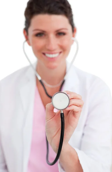 Брюнетка медсестра держит стетоскоп — стоковое фото