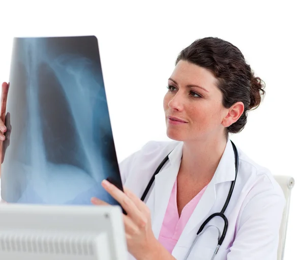 Médica a olhar para o raio-X — Fotografia de Stock
