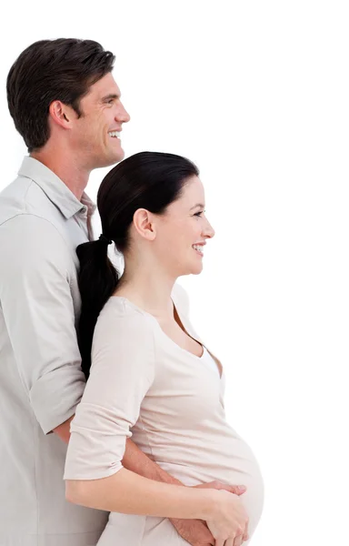 Портрет веселой беременной женщины с мужем — стоковое фото
