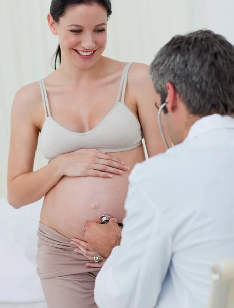 Mulher grávida sorridente examinada por seu ginecologista — Fotografia de Stock