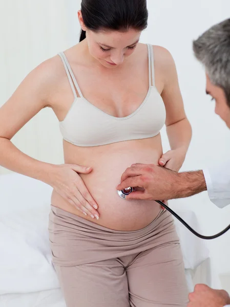 Mladá těhotná žena zkoumat její gynekolog — Stock fotografie