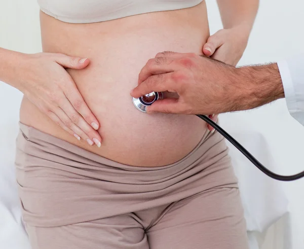 Крупный план беременной женщины, обследованной гинекологом — стоковое фото