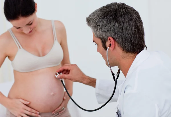 Morena mulher grávida examinada por seu ginecologista — Fotografia de Stock