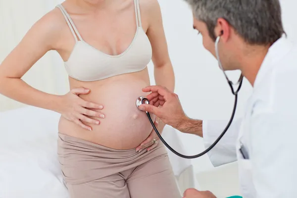 Porträt einer Schwangeren, die von ihrem Frauenarzt untersucht wird — Stockfoto