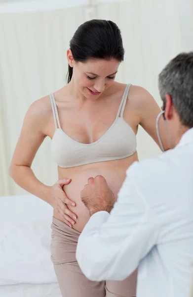 Mulher grávida branca examinada por seu ginecologista — Fotografia de Stock