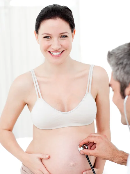 Lekarz badający kobietę w ciąży — Zdjęcie stockowe