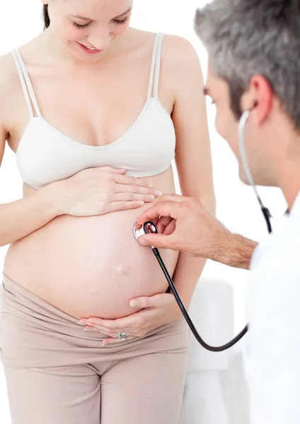 Красива вагітна жінка і її гінеколог — стокове фото