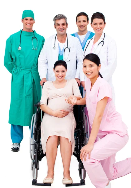 Gravid kvinna sitter på rullstol — Stockfoto