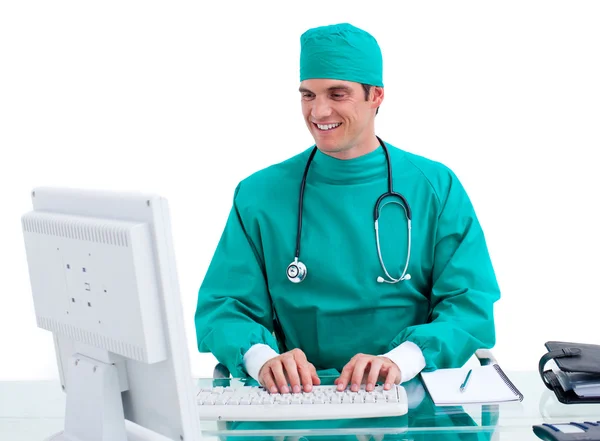 コンピューターで働く医師の笑みを浮かべてください。 — ストック写真