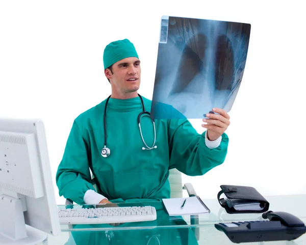 Encantador cirujano mirando rayos X — Foto de Stock