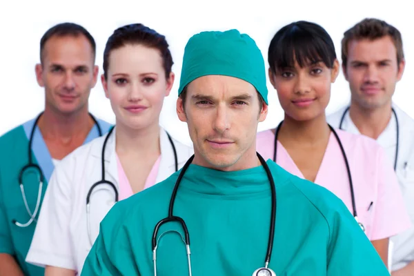 Porträtt av en kirurg och hans medicinska team — Stockfoto