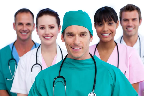 Positiver Chirurg und sein medizinisches Team — Stockfoto