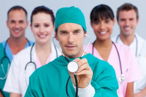 Charyzmatyczny chirurg i jego zespół medyczny — Zdjęcie stockowe