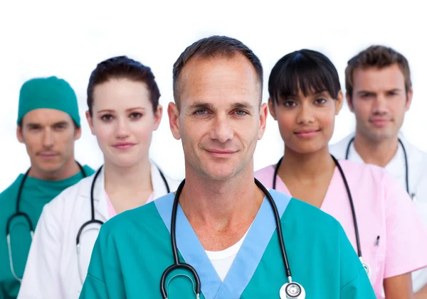 Positiver männlicher Arzt und sein medizinisches Team — Stockfoto