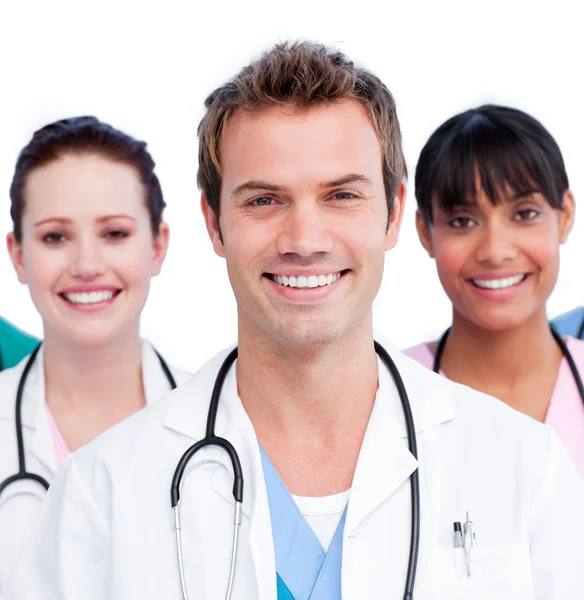 Porträtt av en positiv medicinska team mot vit bakgrund — Stockfoto