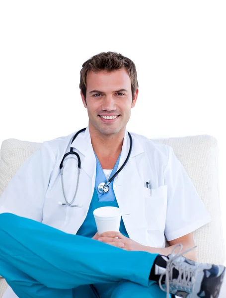 Очаровательный врач-мужчина пьет кофе в комнате для персонала — стоковое фото