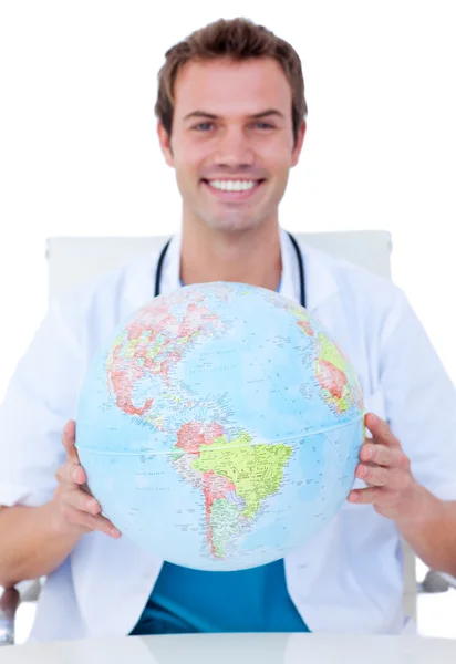 Portrait of a smiling male doctor holding a terrestrial globe — Stock Photo, Image