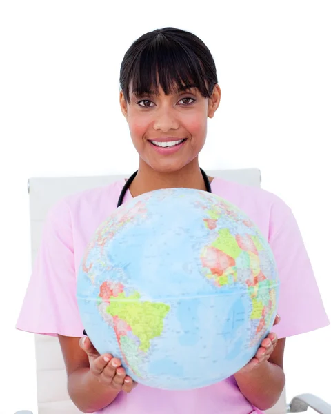 Portrét etnické ženského lékaře, drží zemský Globus — Stock fotografie