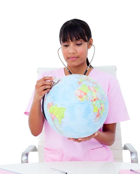 Retrato de un médico étnico examinando un globo terrestre — Foto de Stock