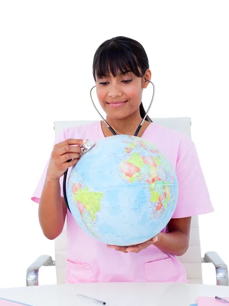 Portret van een vrouwelijke arts behandeling een terrestrische globe — Stockfoto