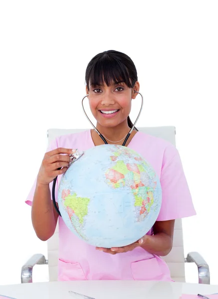 Portret van een ambitieuze arts behandeling een terrestrische globe — Stockfoto