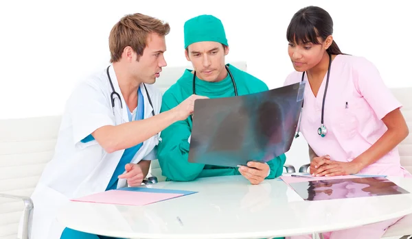 Framgångsrika medicinska teamet tittar på röntgen — Stockfoto