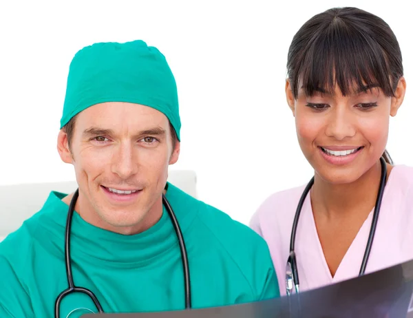 Dos doctores confiados mirando una radiografía —  Fotos de Stock