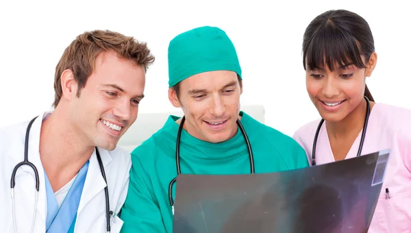 Enthusiastic medical team looking at X-ray — Stock Photo, Image