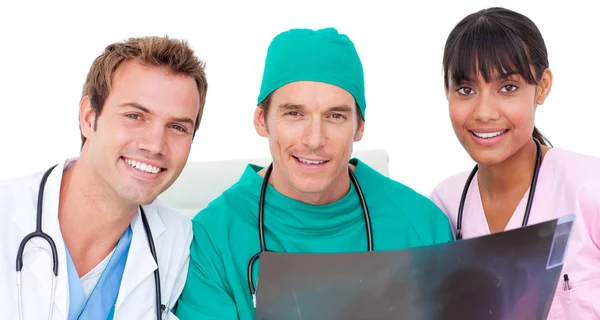 Portrait of medical team looking at X-ray — Stock Photo, Image
