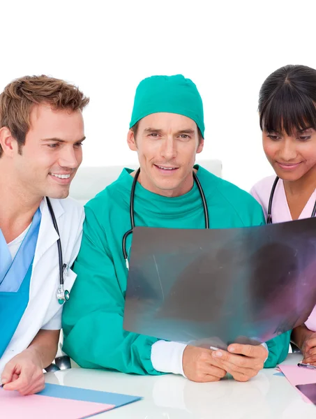 Ehrgeiziges Ärzteteam beim Röntgen — Stockfoto