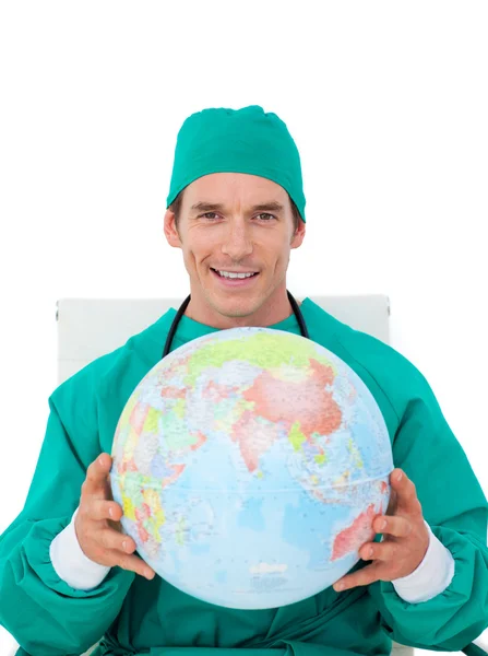Уверенный доктор, держащий земной шар — стоковое фото