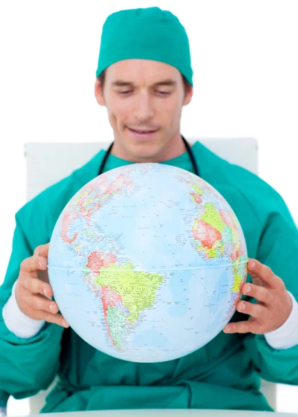 Médico encantador segurando globo terrestre — Fotografia de Stock